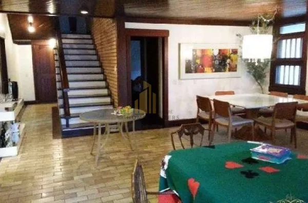 Linda casa em Jurere Internacional a 30 metros do mar!