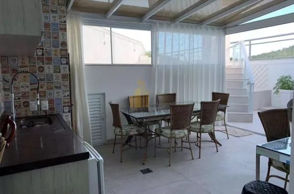 Excelente Cobertura 3 dormitórios sendo 2 suítes em Jurere internacional