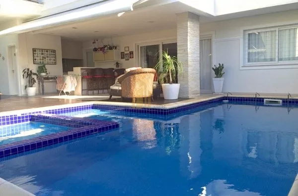 Excelente casa, com 5 suítes 