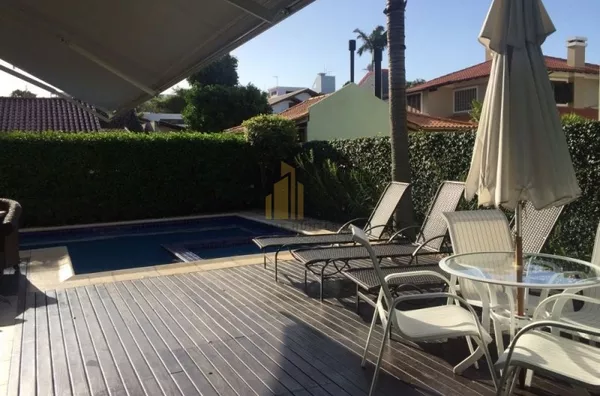 Excelente casa, com 5 suítes 