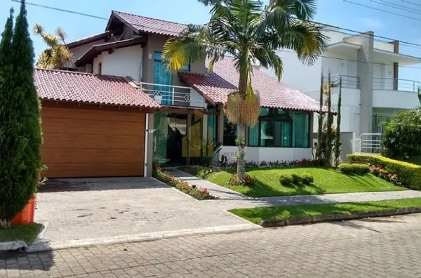 Linda casa  em Jurerê,com piscina.