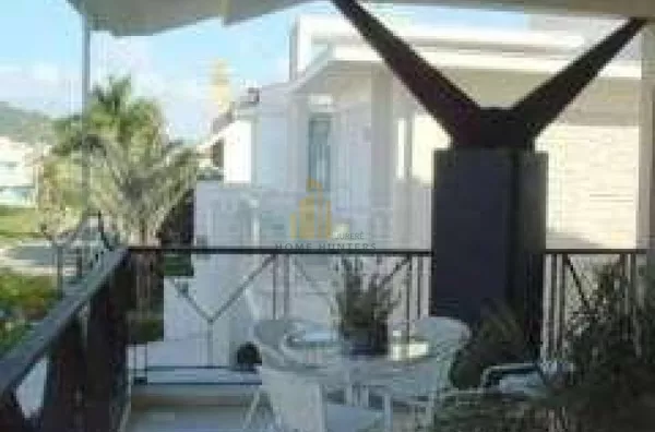 Linda casa  em Jurerê,com piscina.