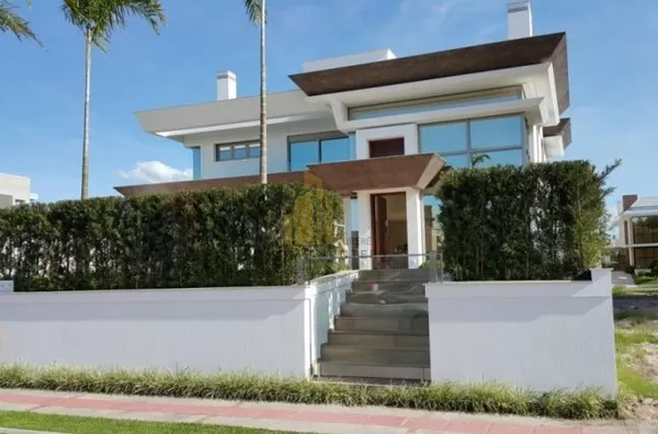 Linda casa  em Jurerê,com piscina.