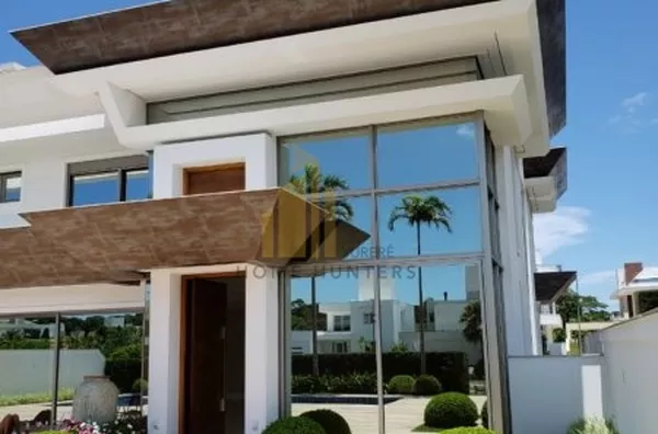 Linda casa  em Jurerê,com piscina.