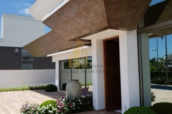 Linda casa  em Jurerê,com piscina.