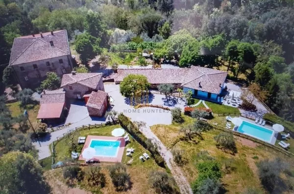 Linda propriedade histórica na Toscana Itália