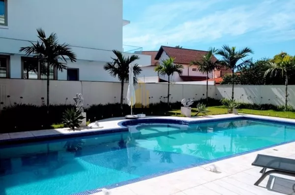 LINDA MANSÃO EM CONDOMÍNIO FECHADO EM JURERÊ