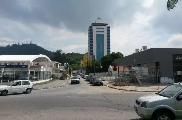 Amplas salas comerciais com linda vista do mar