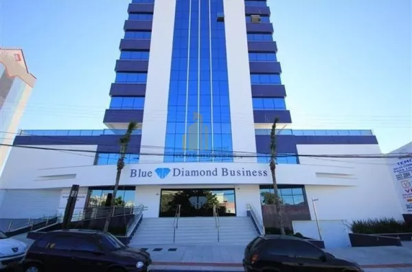 Amplas salas comerciais com linda vista do mar