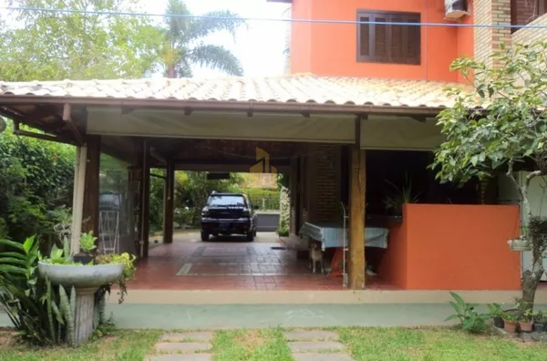 Linda  casa 4 dorm 2 suítes 60 da praia da Lagoinha.