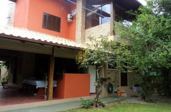 Linda  casa 4 dorm 2 suítes 60 da praia da Lagoinha.