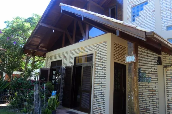 Linda  casa 4 dorm 2 suítes 60 da praia da Lagoinha.