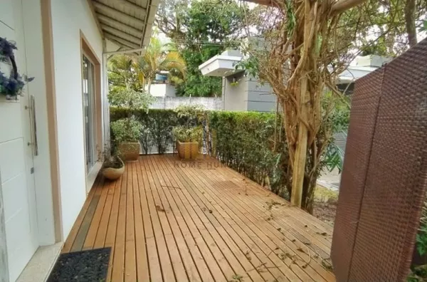 Venda e Aluguel Anual, Casa em condomínio fechado. 