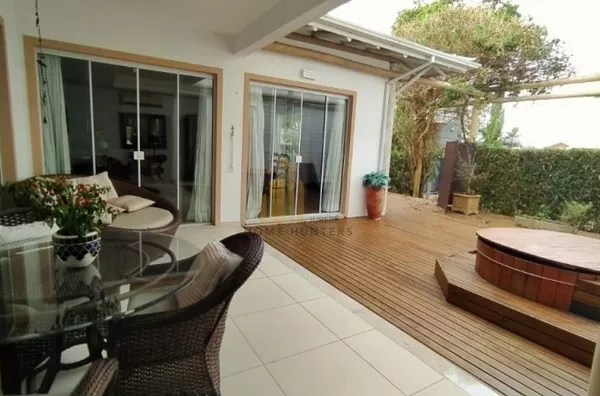 Venda e Aluguel Anual, Casa em condomínio fechado. 