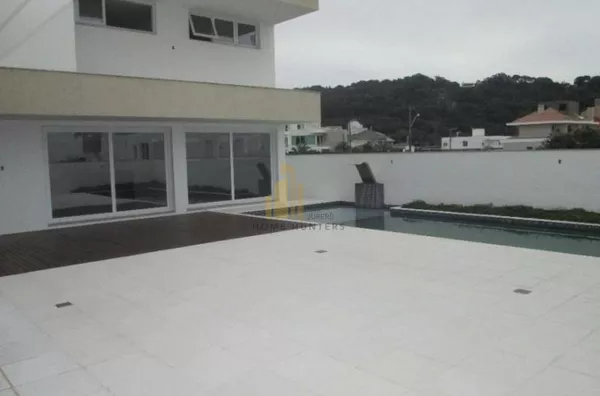 LINDA RESIDENCIA EM JURERÊ INTERNACIONAL