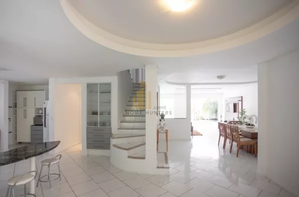 BELÍSSIMA CASA - 5 DORMITÓRIOS