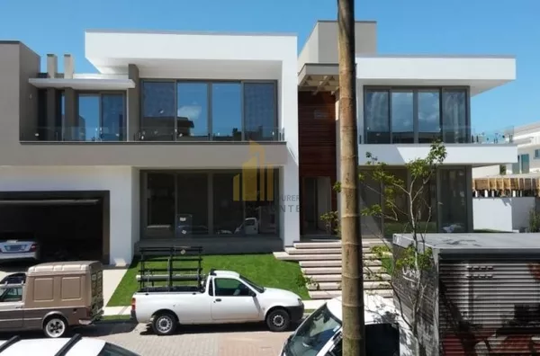 LINDA MANSÃO EM CONDOMÍNIO EM JURERÊ