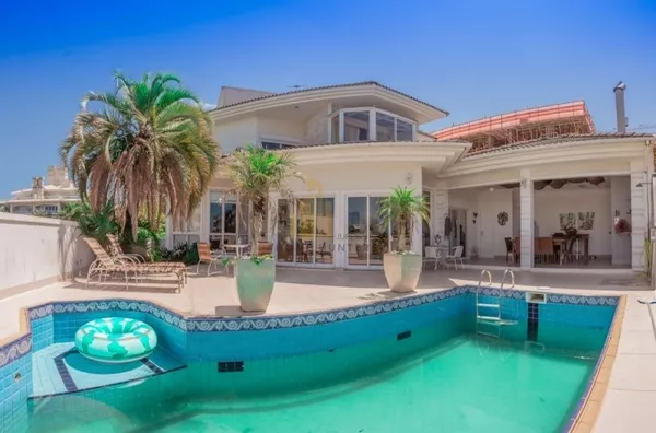 Linda casa na Avenida dos búzios, 200 metros do mar, perfeita para férias em família.