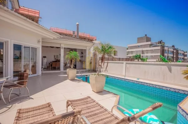 Linda casa na Avenida dos búzios, 200 metros do mar, perfeita para férias em família.