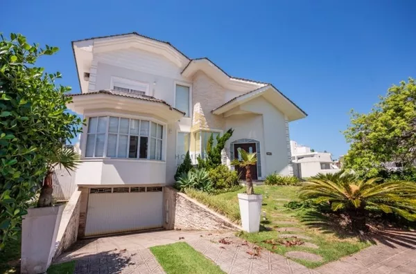 Linda casa na Avenida dos búzios, 200 metros do mar, perfeita para férias em família.