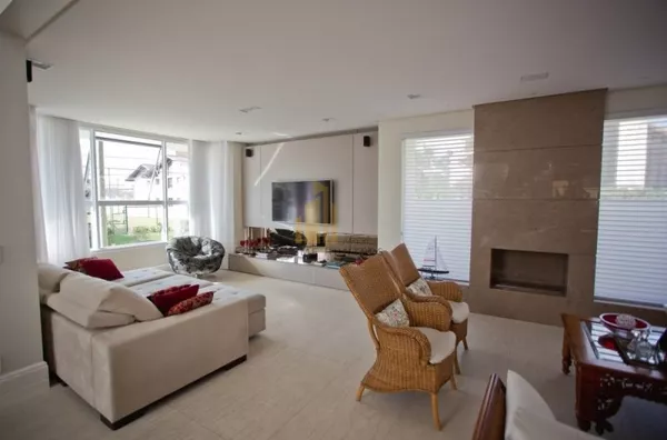 Casa nova, moderna e de alto padrão em Jurerê Internacional.