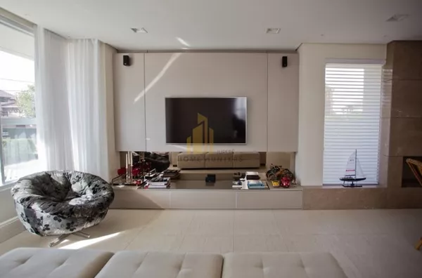 Casa nova, moderna e de alto padrão em Jurerê Internacional.