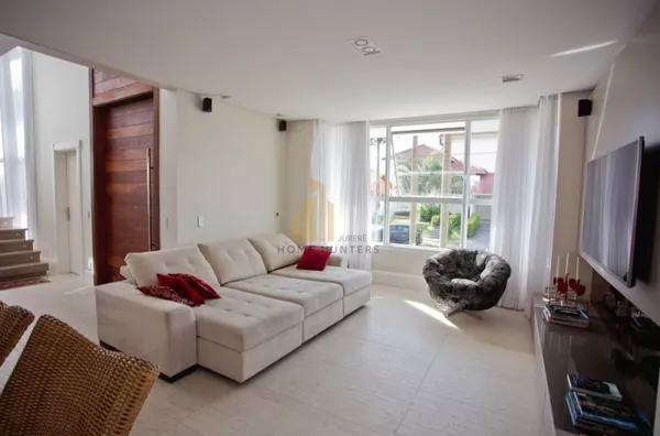 Casa nova, moderna e de alto padrão em Jurerê Internacional.