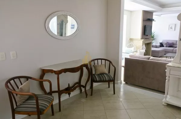 Linda casa na Avenida dos merlins, 130 metros do mar, perfeita para férias em família.