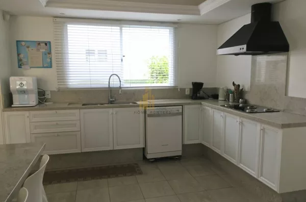 Linda casa na Avenida dos merlins, 130 metros do mar, perfeita para férias em família.