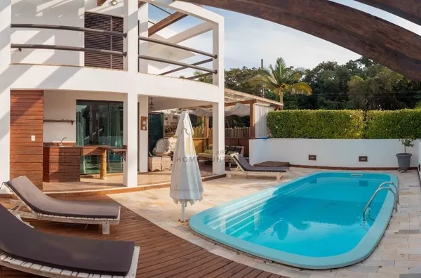 BELÍSSIMA RESIDÊNCIA EM JURERÊ INTERNACIONAL