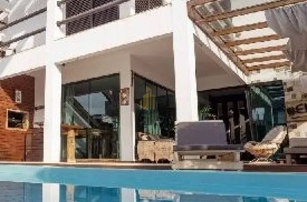 BELÍSSIMA RESIDÊNCIA EM JURERÊ INTERNACIONAL