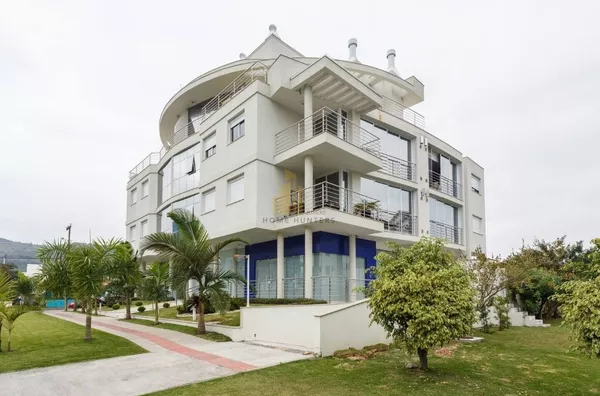 Venda, excelente apartamento em Jurerê a 100 metros da praia.