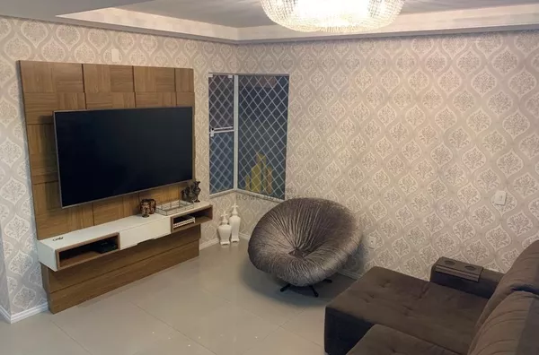 Excelente casa com piscina. 