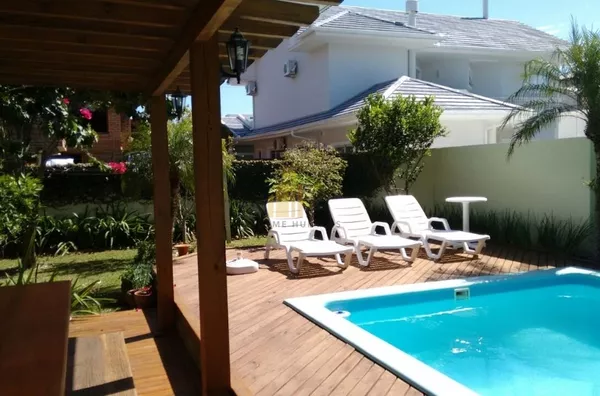 Temporada, excelente casa em Jurerê Internacional.