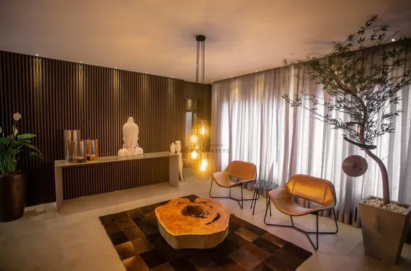 Maravilhosa mansão com 5 dormitórios, sendo 4 suítes, arquitetura moderna, localizada em região nobre de Jurerê internacional, à 80 metros da praia.