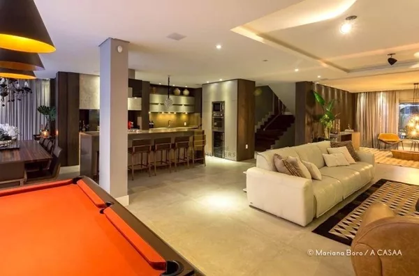 Maravilhosa mansão com 5 dormitórios, sendo 4 suítes, arquitetura moderna, localizada em região nobre de Jurerê internacional, à 80 metros da praia.