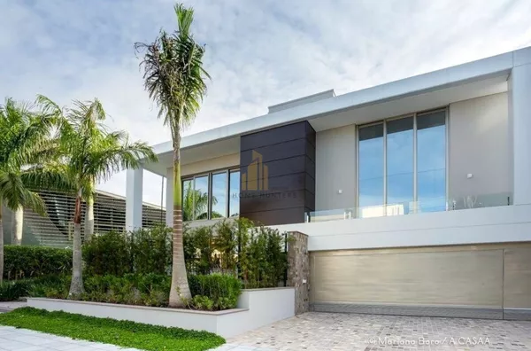 Maravilhosa mansão com 5 dormitórios, sendo 4 suítes, arquitetura moderna, localizada em região nobre de Jurerê internacional, à 80 metros da praia.