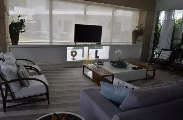 Lindo apartamento 2 domitórios / 1 suíte no luxoso JayClub Residence, vista lateral para o mar