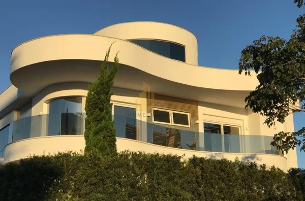 EXCELENTE CASA MOBILIADA  EM JURERÊ INTERNACIONAL