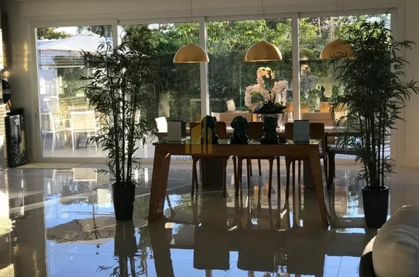 EXCELENTE CASA MOBILIADA  EM JURERÊ INTERNACIONAL