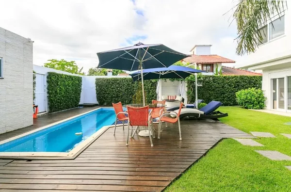 Linda casa para temporada c/ banheira de cromoterapia e piscina 