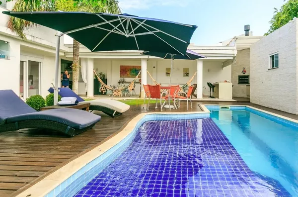 Linda casa para temporada c/ banheira de cromoterapia e piscina 