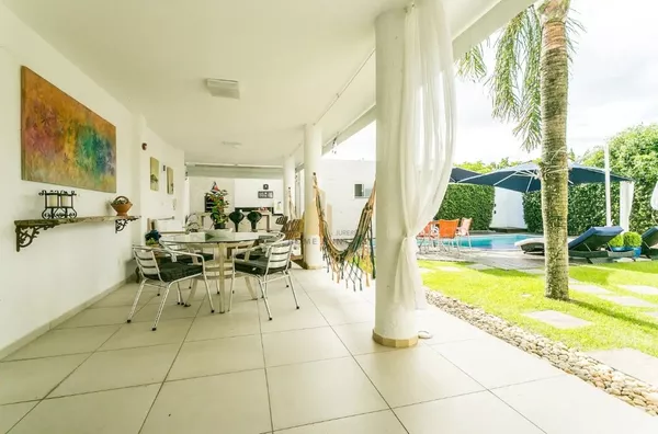 Linda casa para temporada c/ banheira de cromoterapia e piscina 