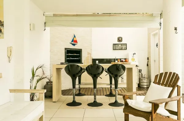 Linda casa para temporada c/ banheira de cromoterapia e piscina 