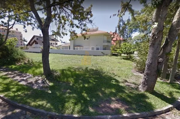 Lindo terreno na rua dos Aruanãs, 130 metros do mar.