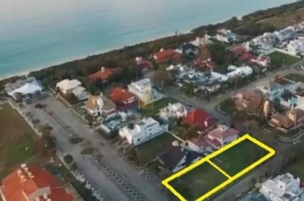 Lindo terreno na rua dos Aruanãs, 130 metros do mar.