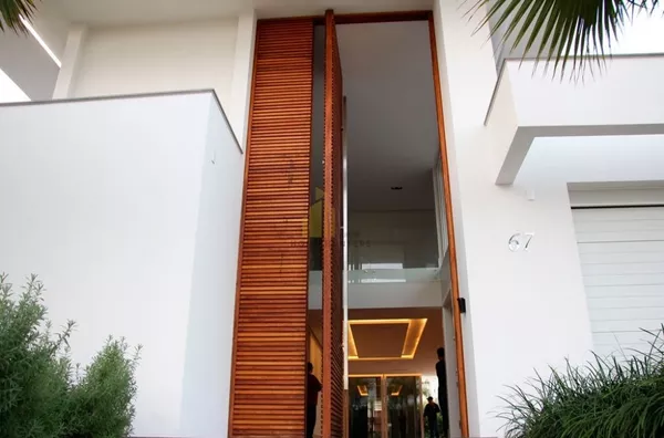 EXCELENTE CASA ALTO PADRÃO EM JURERÊ INTERNACIONAL