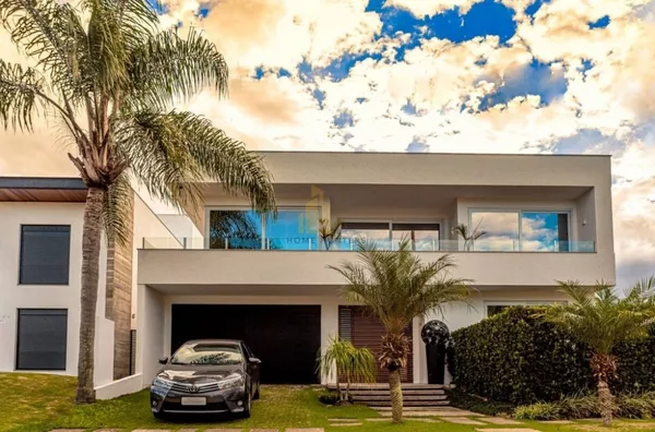 Linda casa em Jurerê Internacional, moderna e equipada, à 350 metros da praia, próximo ao open shopping e aos melhores restaurantes