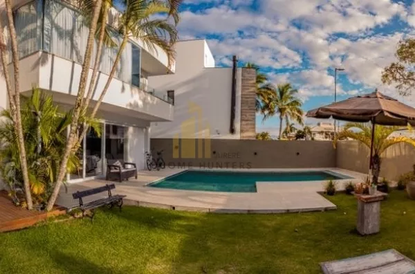 Linda casa em Jurerê Internacional, moderna e equipada, à 350 metros da praia, próximo ao open shopping e aos melhores restaurantes