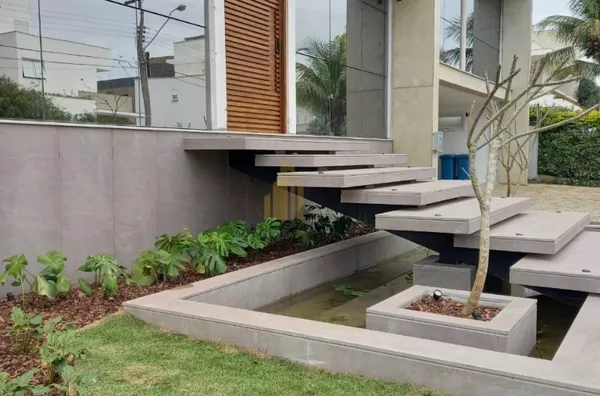 Linda casa em Jurerê Internacional, a 100 metros do mar.